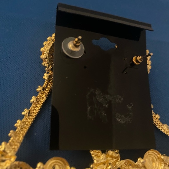 Elegant Gold Tone Dangle Earrings - Picture 10 of 11